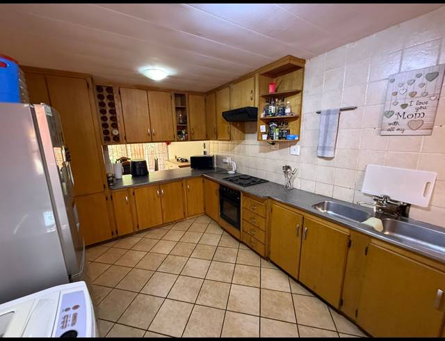3 BEDROOM TOWNHOUSE FOR SALE IN VANDERBIJLPARK CE 3